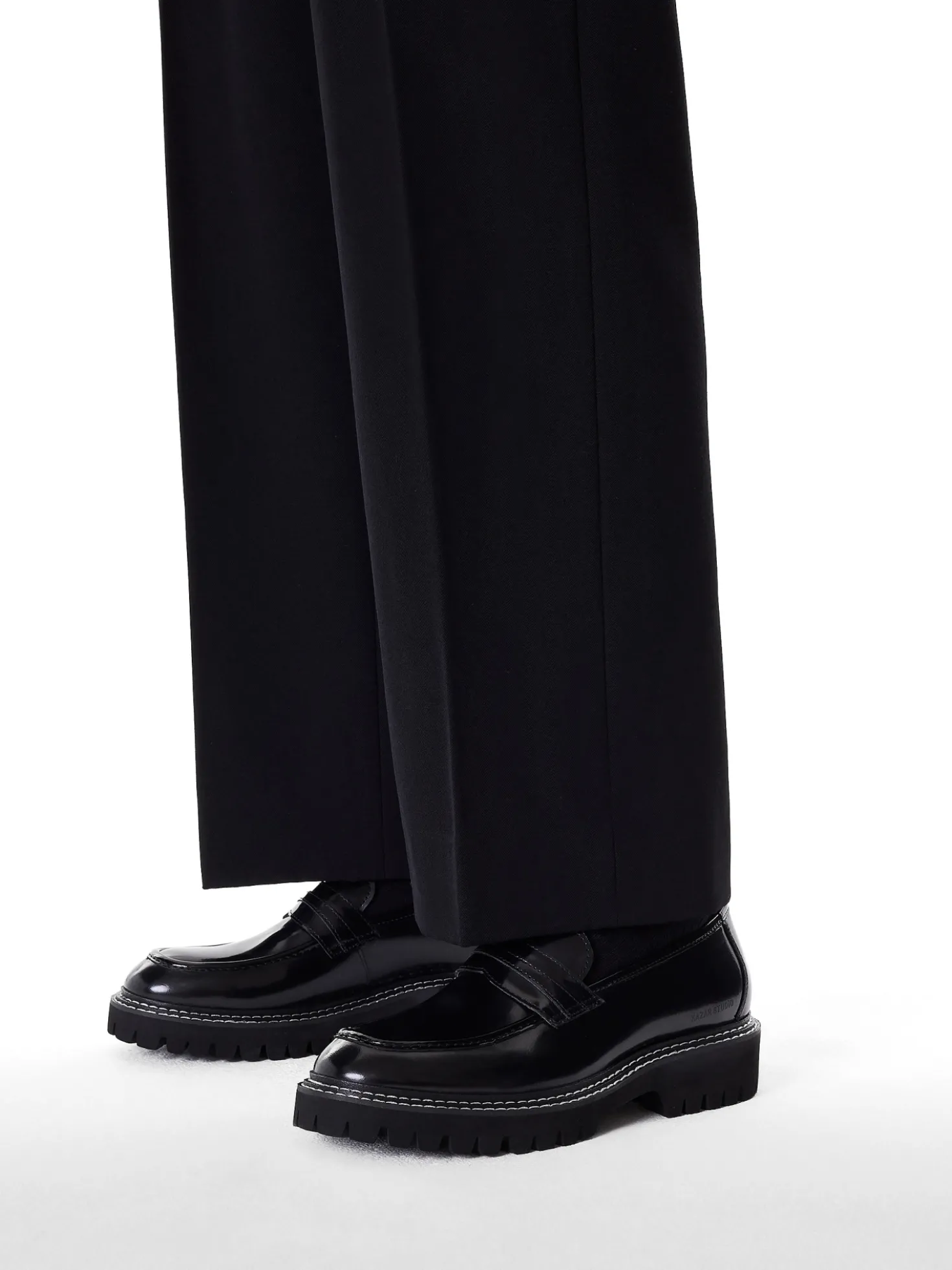 Czarne loafersy przeszywane białą nicią