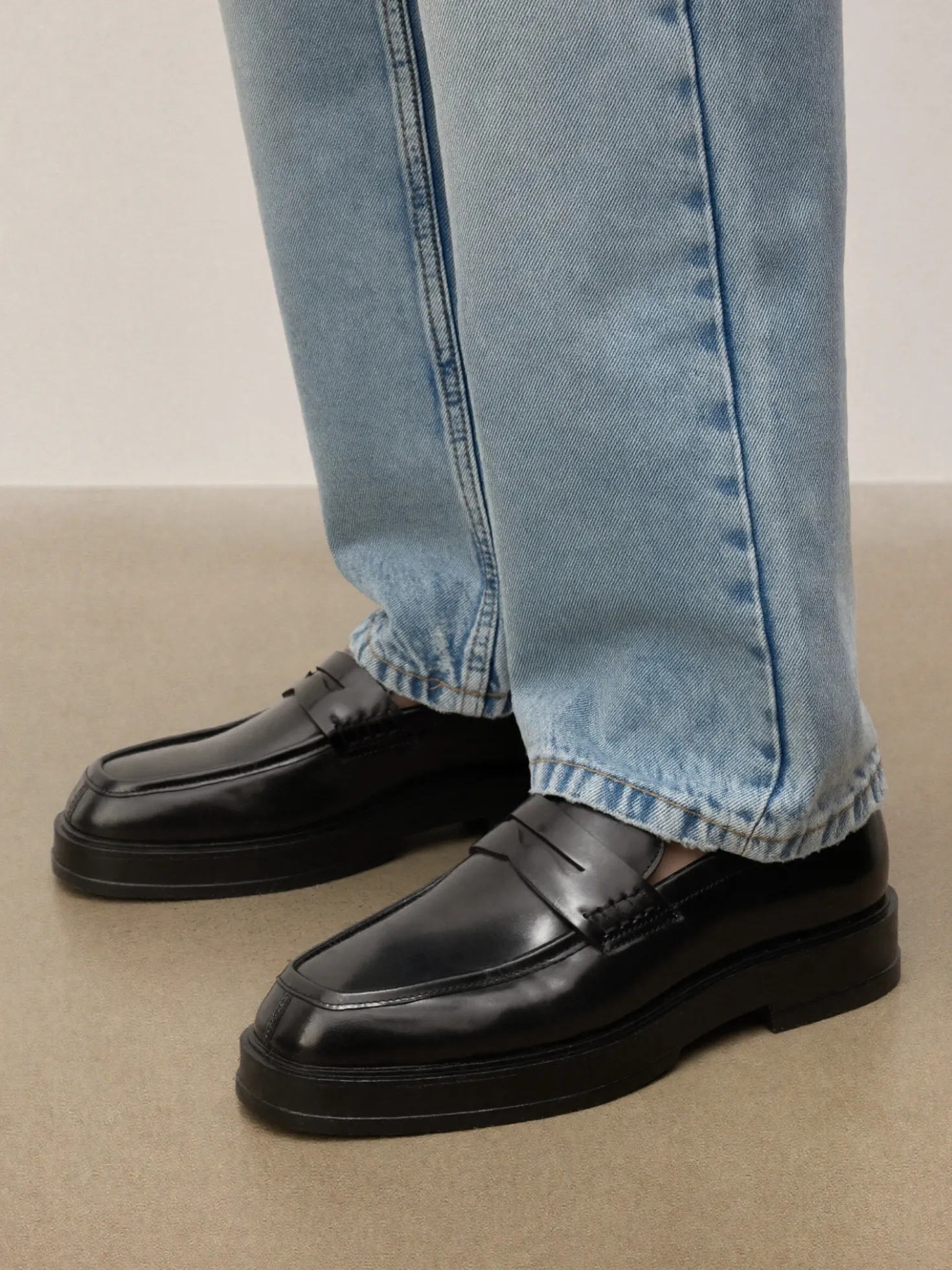 Czarne loafersy slip-on na wyższej podeszwie