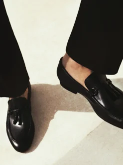 Czarne loafersy z frędzlem
