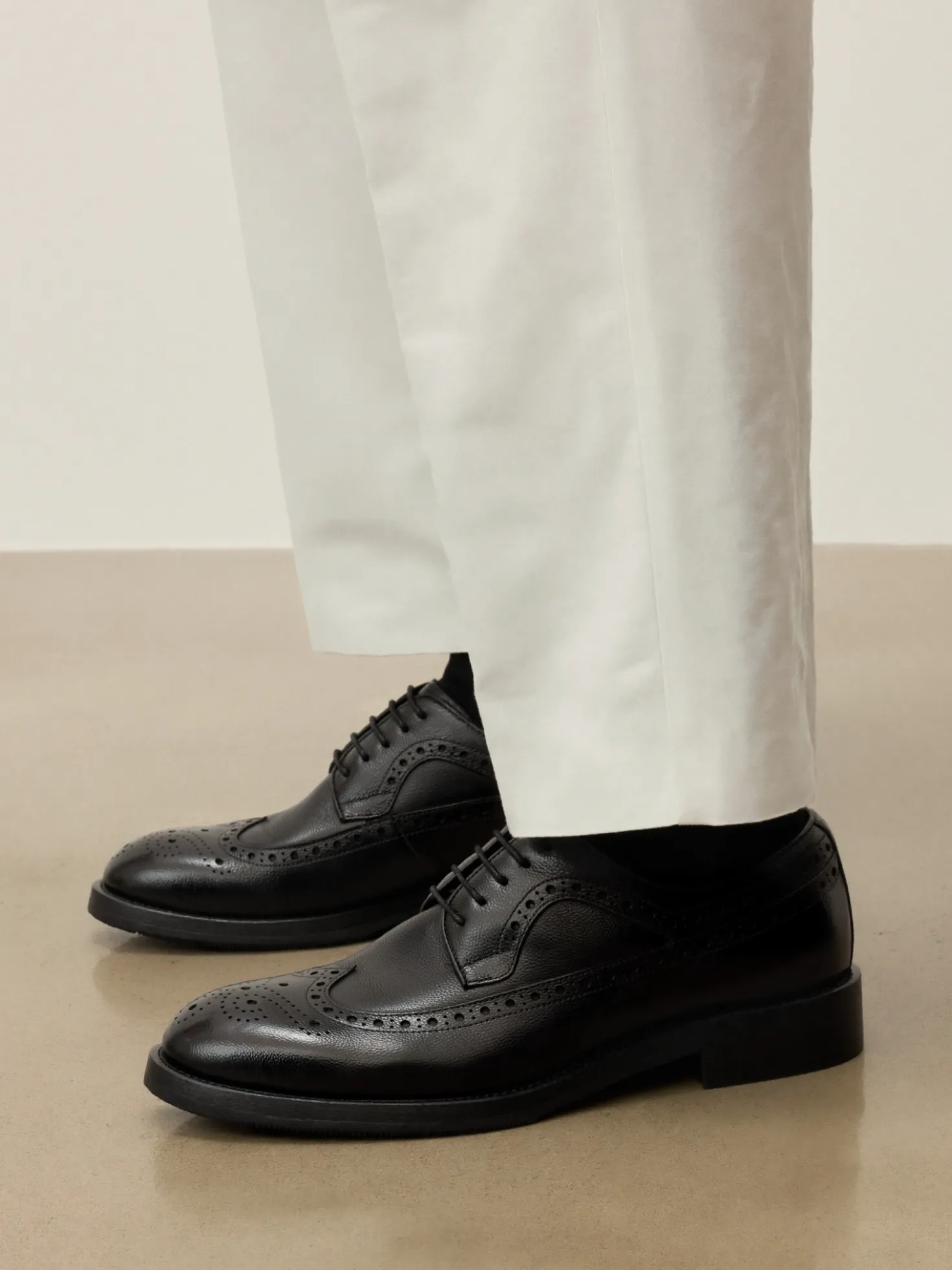Czarne półbuty derby ze skóry z ażurowym zdobieniem Brogues