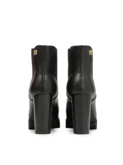 Czarne skórzane botki z platformą i gumami w cholewce