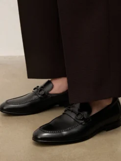 Czarne skórzane loafersy męskie z metalową ozdobą