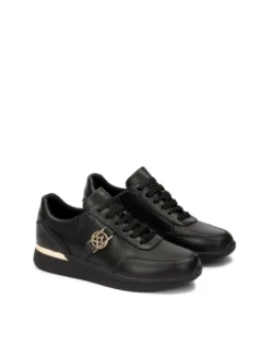 Czarne skórzane sneakersy zdobione złotymi elementami