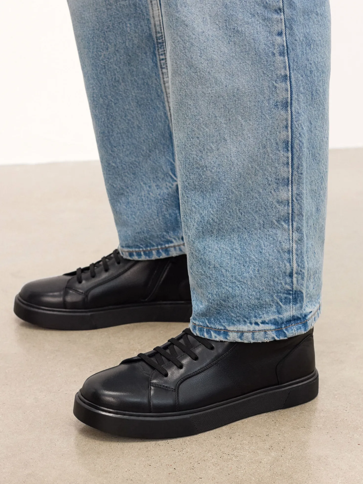 Czarne sneakersy za kostkę z naturalnej skóry