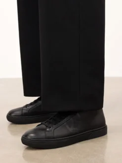 Czarne sneakersy za kostkę z naturalnej skóry z tłoczonym logo
