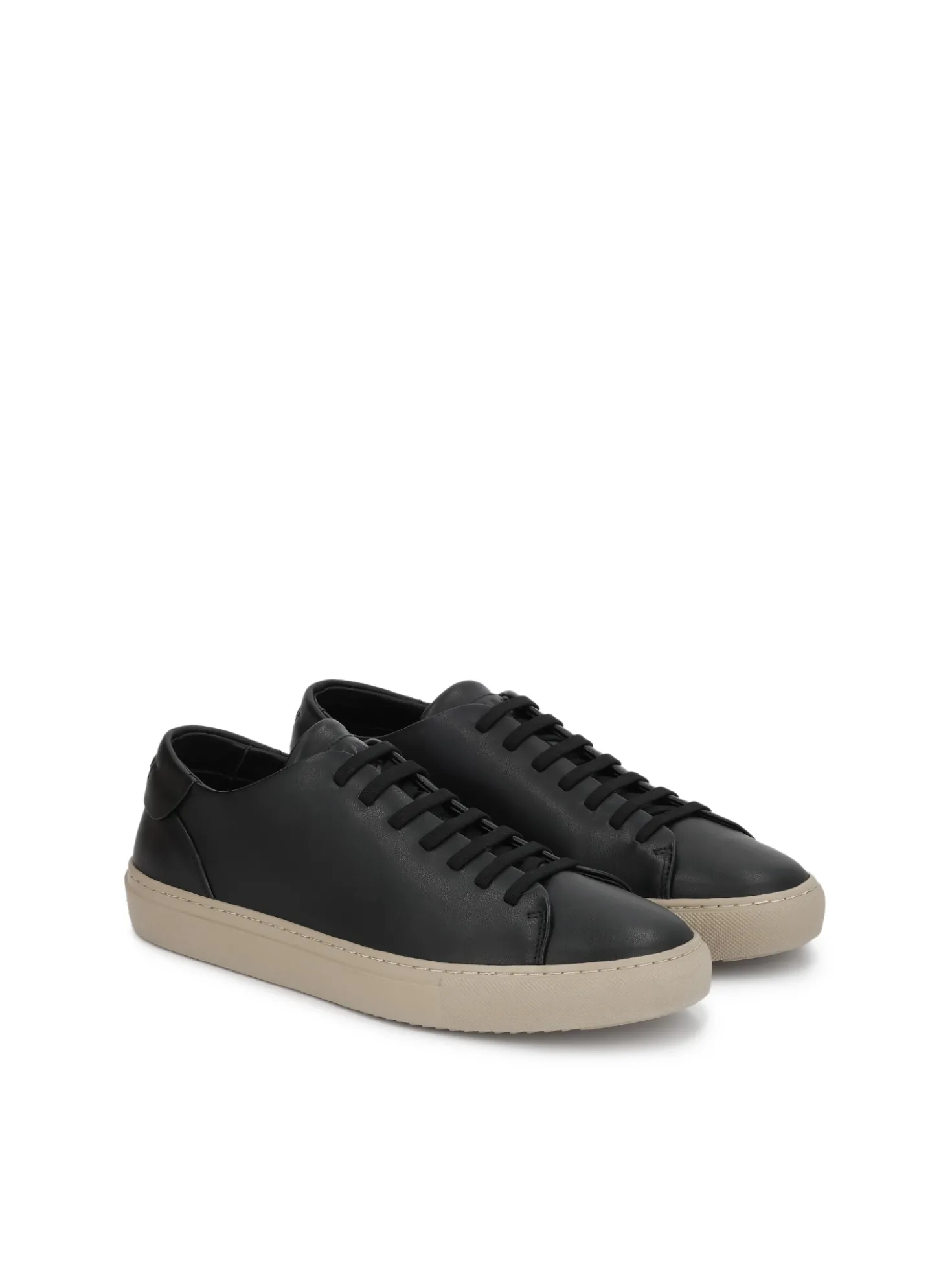 Czarne sneakersy z kontrastująca podeszwą