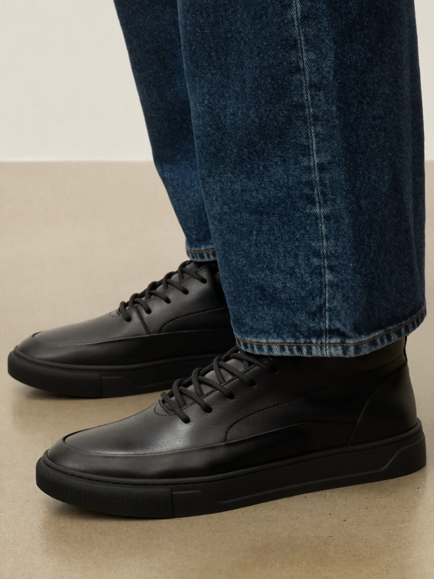 Czarne sneakersy z suwakiem i sznurowaniem