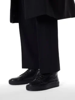 Czarne sneakersy z wysoką cholewką i sznurowaniem