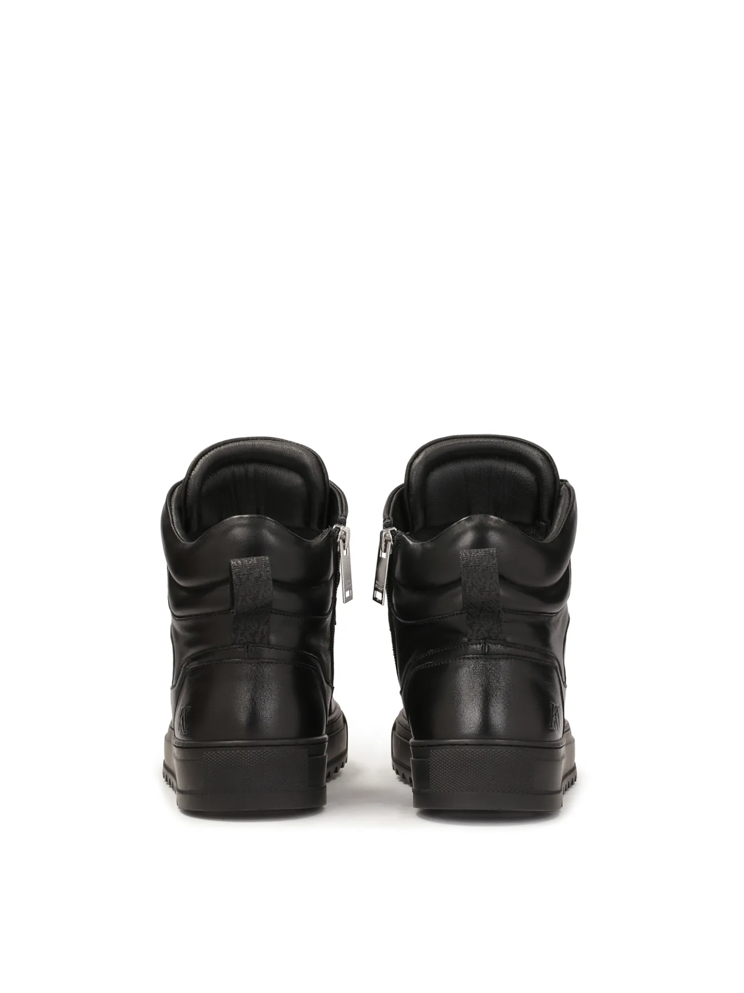 Czarne sneakersy z wysoką cholewką i sznurowaniem