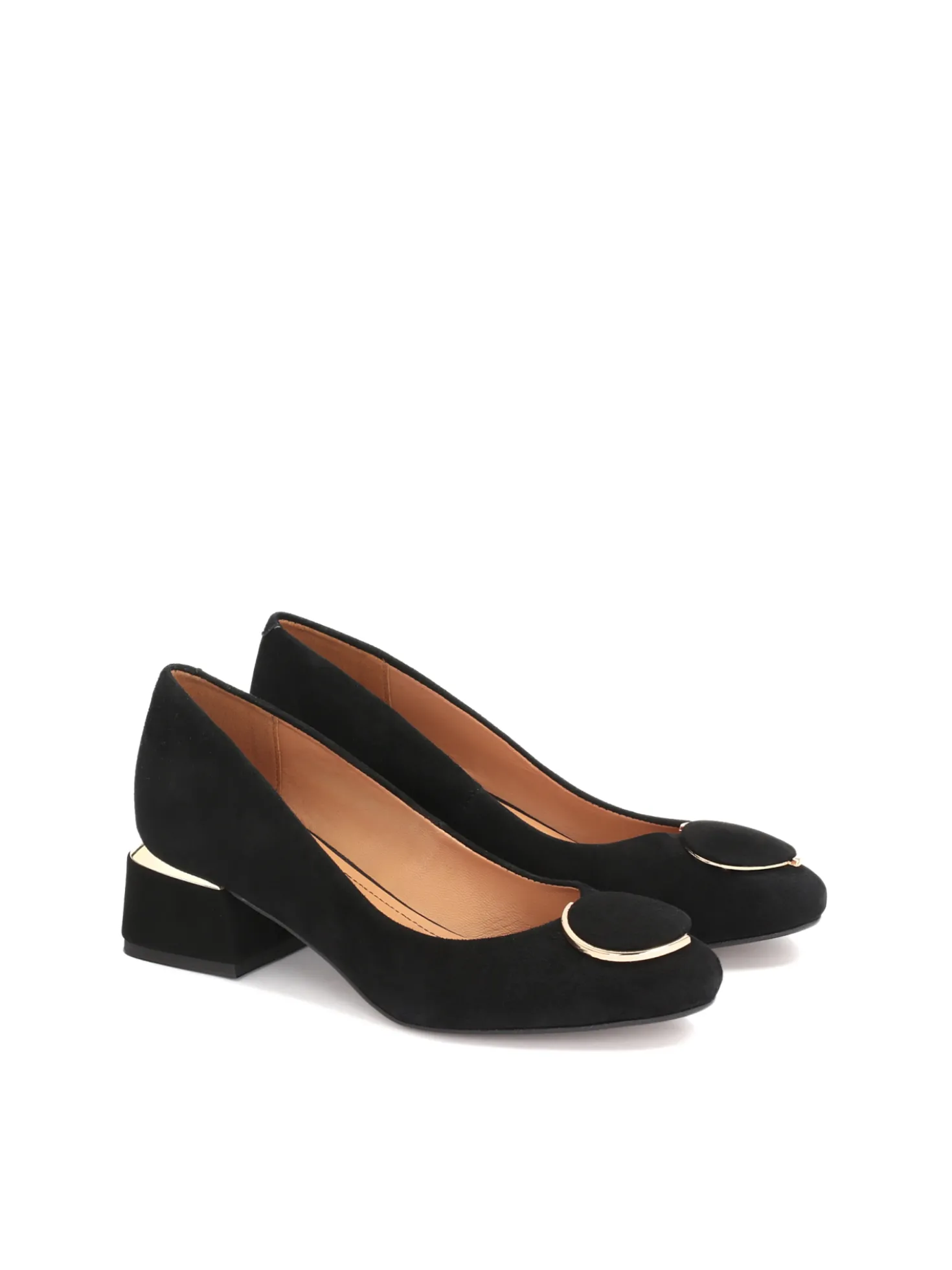 Czarne zamszowe czółenka z modnym obcasem i okrągłą broszką na przodzie