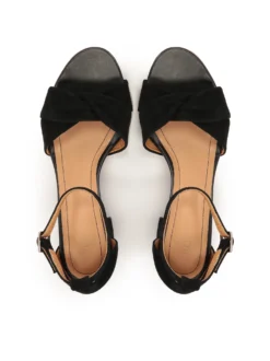 Czarne zamszowe sandały z pełną piętą