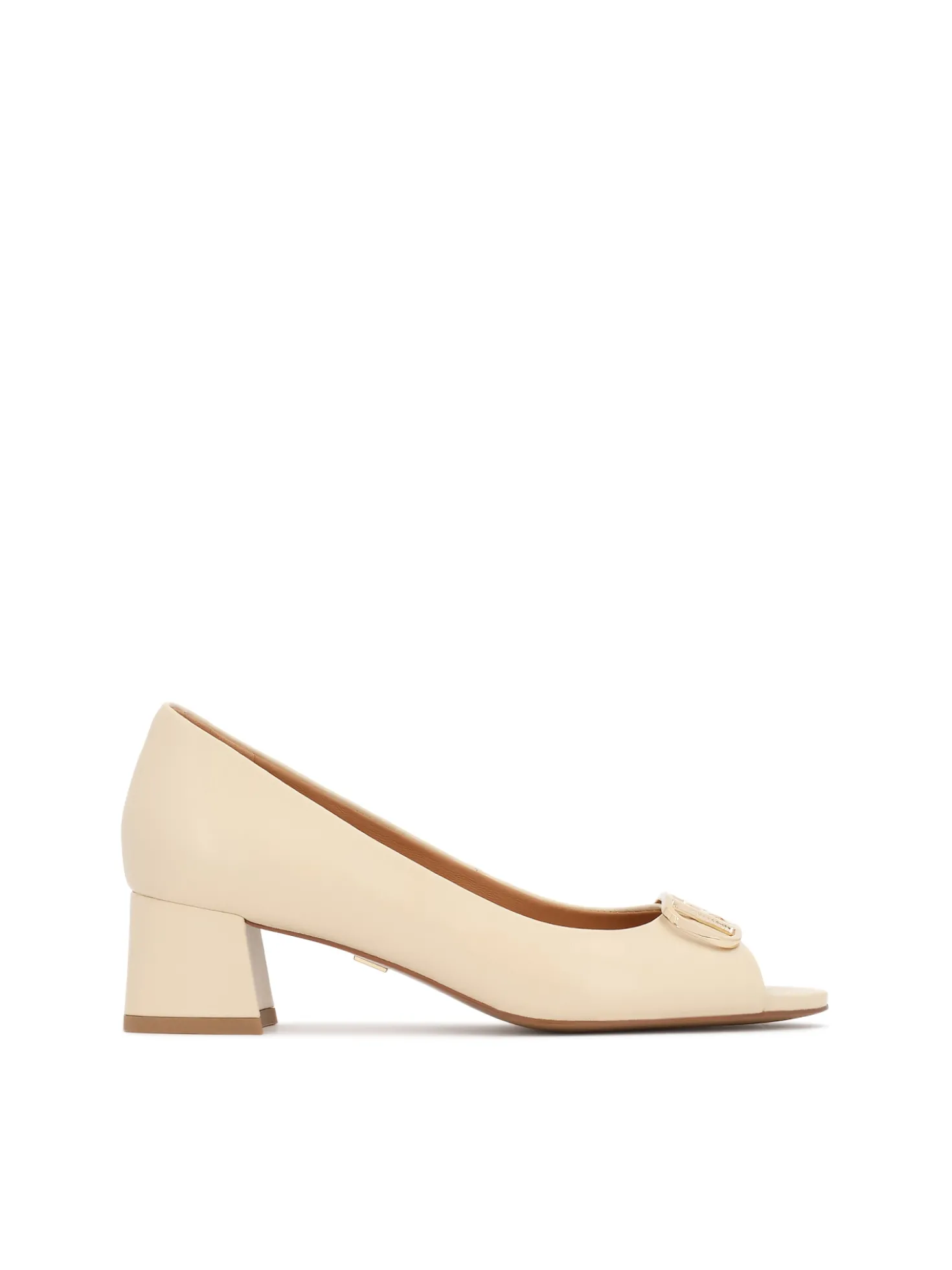 Czółenka peep toe z eleganckim monogramem