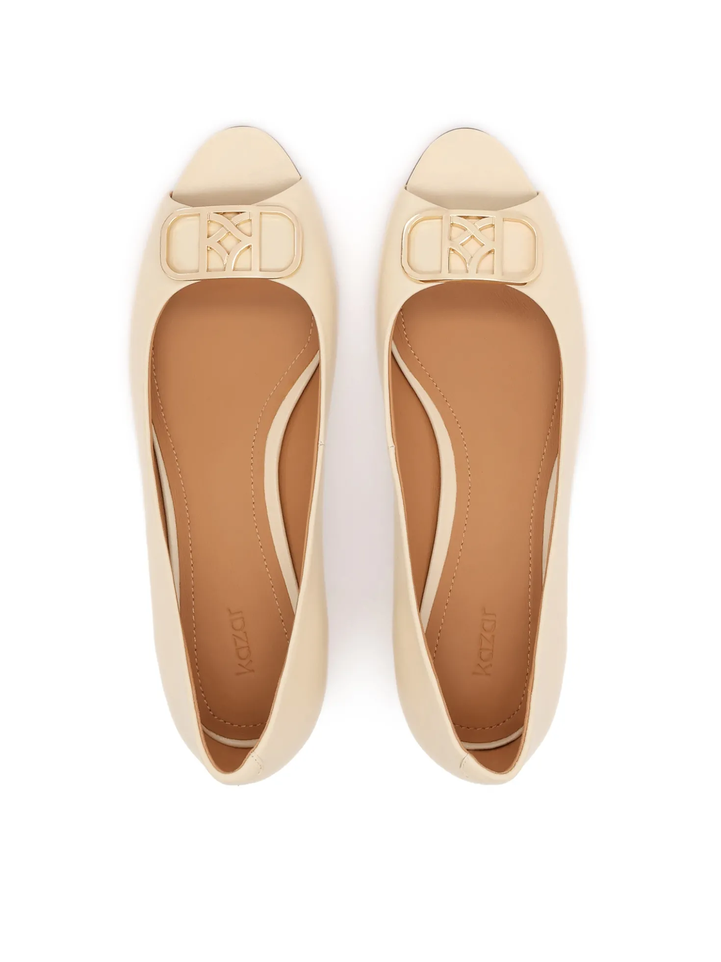 Czółenka peep toe z eleganckim monogramem