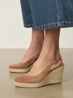 Czółenka slingback ze zdobionym koturnem