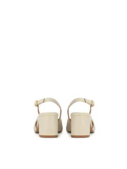 Czółenka slingback z jasnej skóry