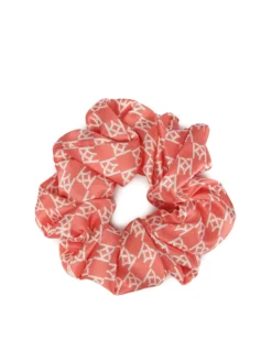 Czerwona gumka scrunchie w białe monogramy