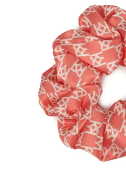 Czerwona gumka scrunchie w białe monogramy