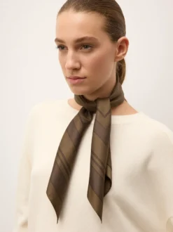 Elegancka apaszka o kwadratowym kształcie
