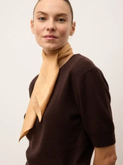 Elegancka jedwabna apaszka w geometryczne wzory