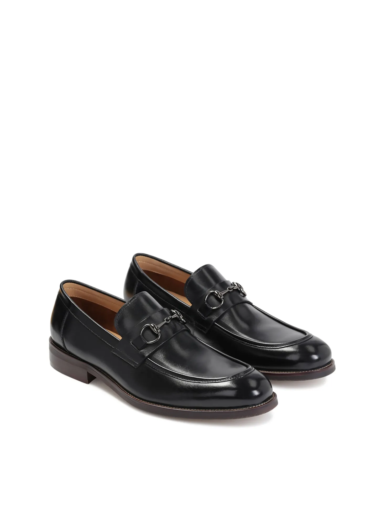 Eleganckie czarne loafersy męskie z metalową ozdobą