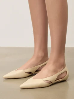 Eleganckie czółenka ze skóry z artystycznie wyciętą cholewką