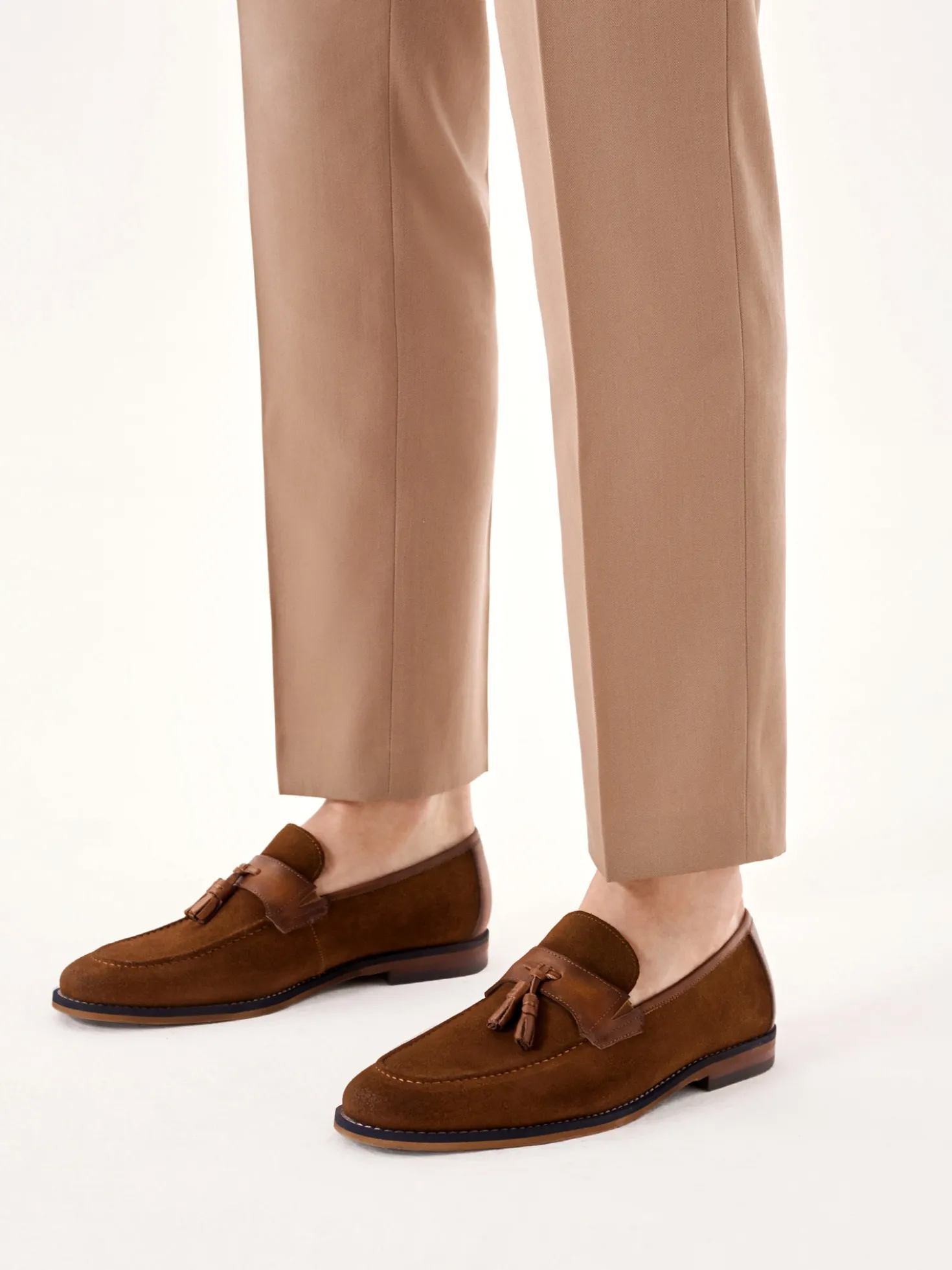 Eleganckie loafersy męskie z łączonych skór ozdobione chwostem
