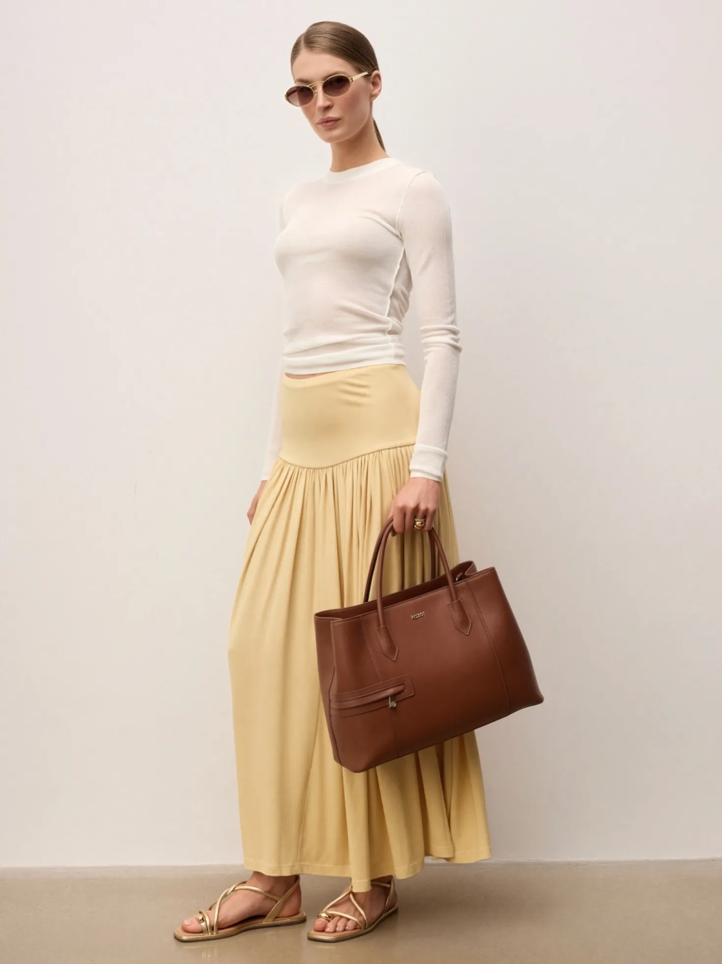 Eleganckie sandały damskie ze skóry naturalnej w złotym kolorze