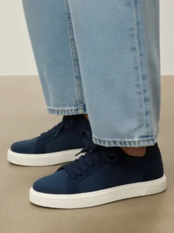 Granatowe męskie sneakersy z tkaniny i zamszu na kontrastowej podeszwie
