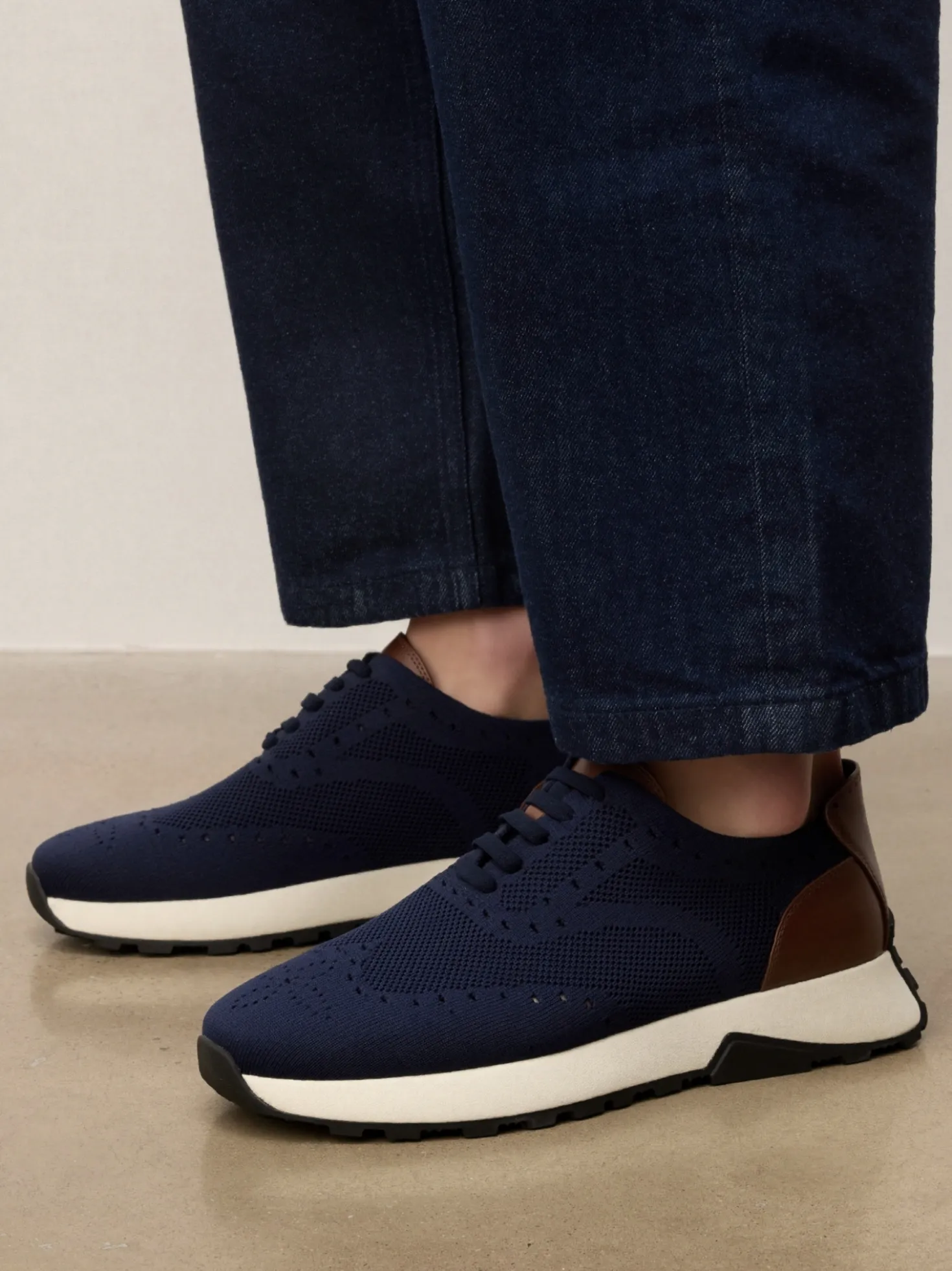 Granatowe sneakersy męskie z tkaniny z brązowymi wstawkami