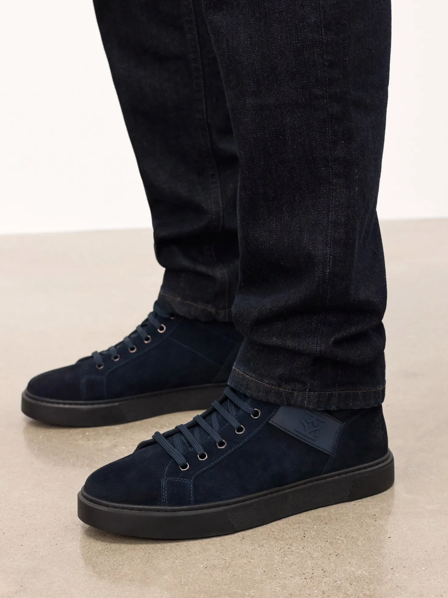 Granatowe sneakersy z wysoką cholewką