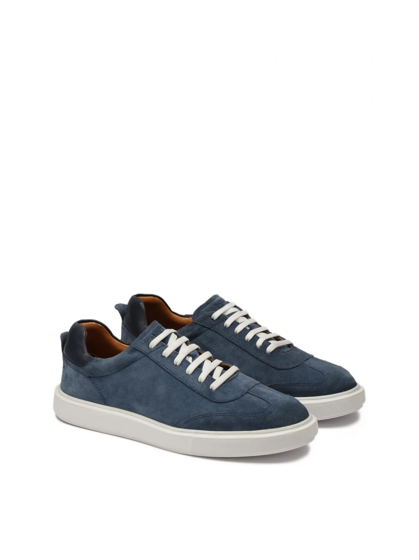 Granatowe sneakersy z zamszu na białej podeszwie