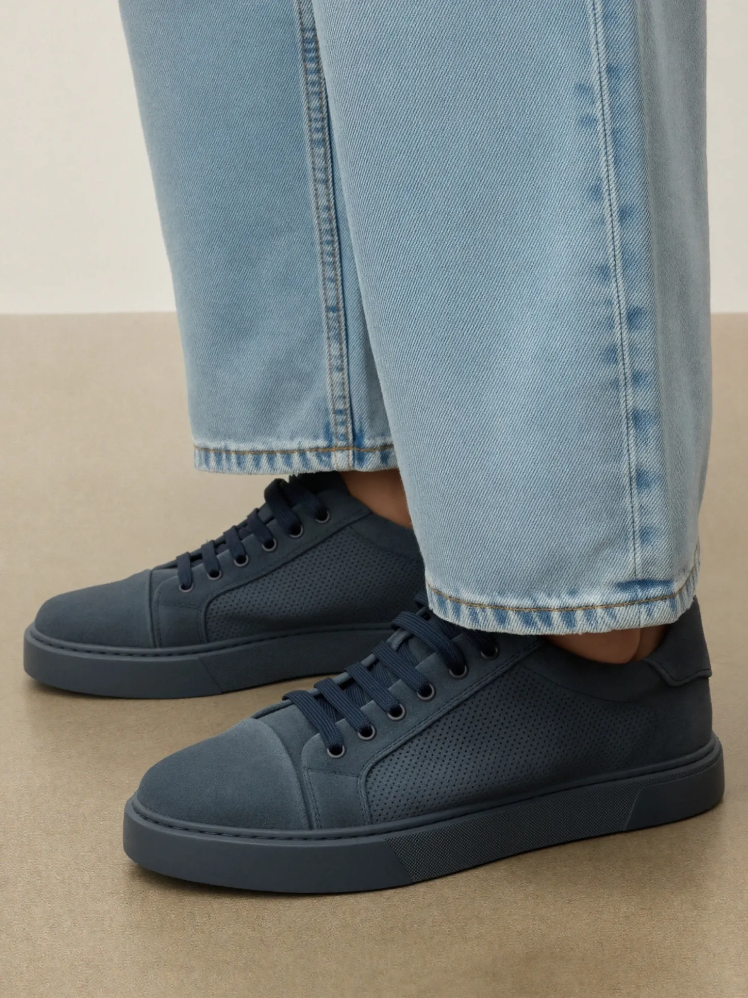 Granatowe zamszowe sneakersy męskie z perforowaną cholewką
