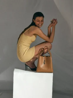 Jasnobrązowa torebka z eleganckim zapięciem