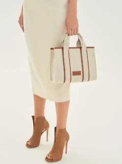 Jasnobrązowe botki peep toe z wycięciem w cholewce