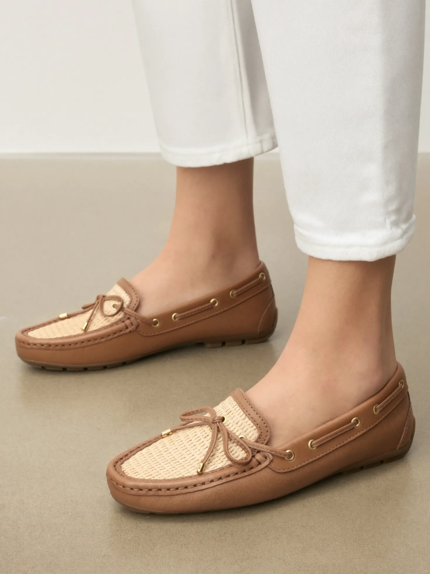 Jasnobrązowe mokasyny z rafią