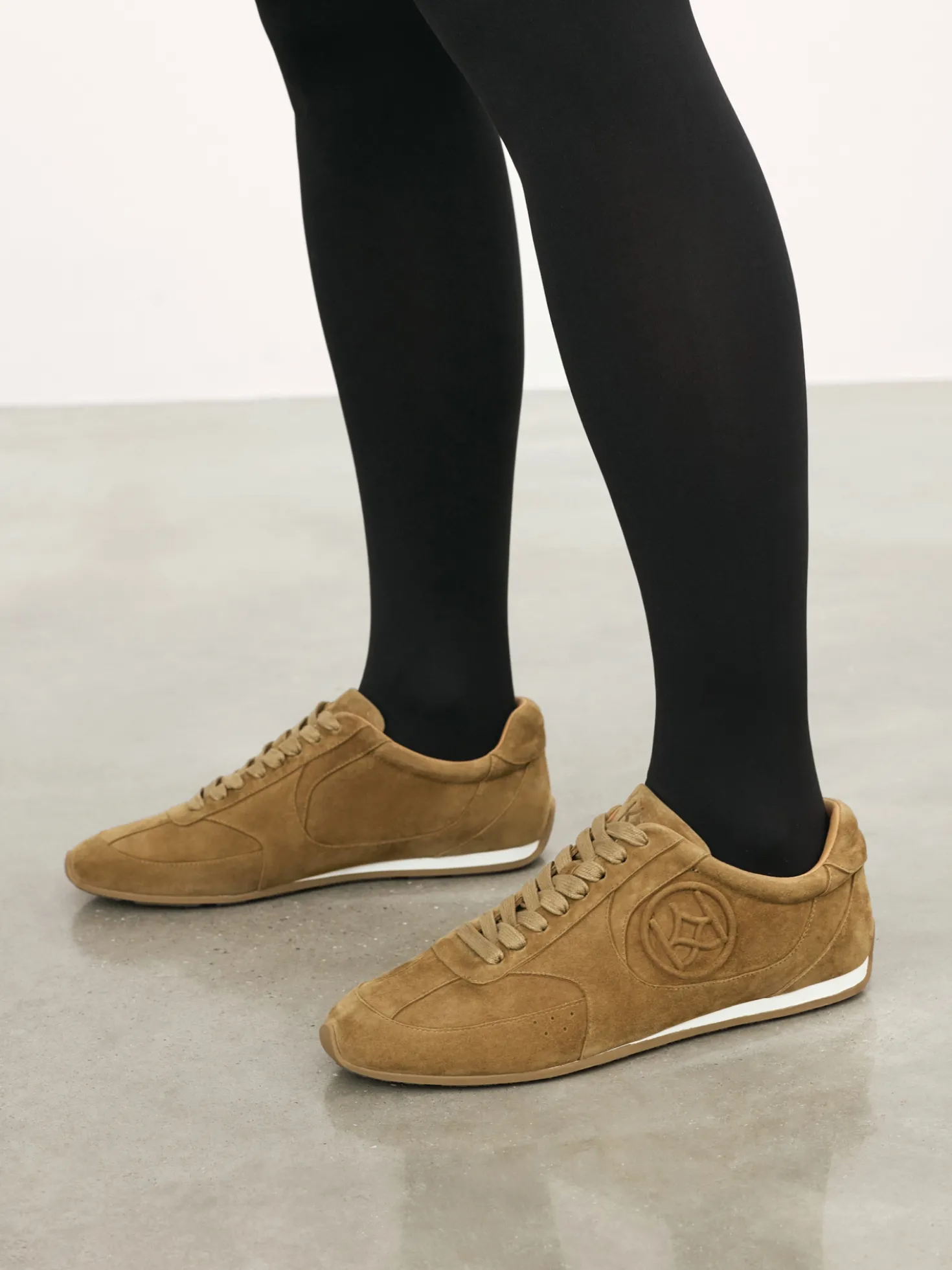 Jasnobrązowe sneakersy z zamszu