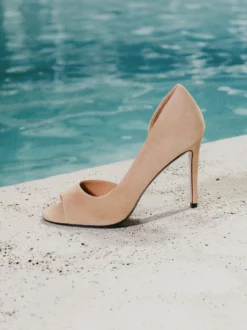 Jasnobrązowe zamszowe czółenka peep toe
