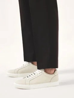 Jasnoszare sneakersy z groszkowej skóry