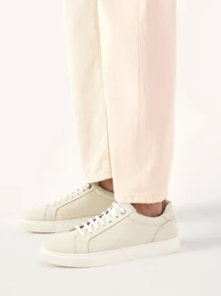 Jasnoszare sneakersy z groszkowej skóry