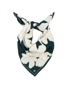 Jedwabna apaszka w kolorze butelkowej zieleni z białym motywem kwiatów