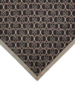 Jedwabna apaszka zdobiona monogramami