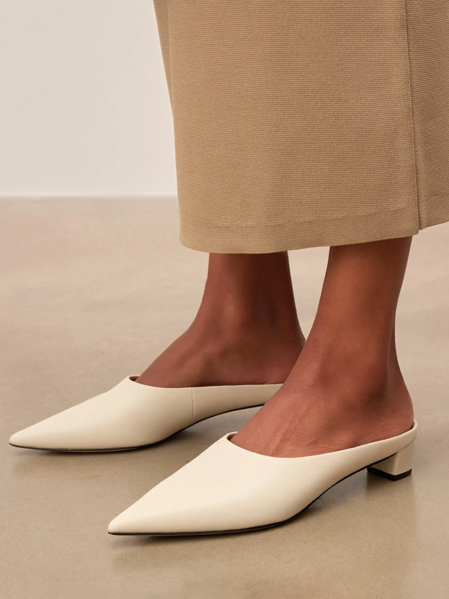 Klapki w odcieniu złamanej bieli Pure Minimalism