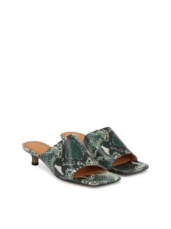 Klapki ze skóry tłoczonej w motyw węża na obcasie kitten heels