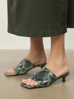 Klapki ze skóry tłoczonej w motyw węża na obcasie kitten heels