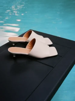 Klapki z tłoczonej skóry na obcasie kitten heels