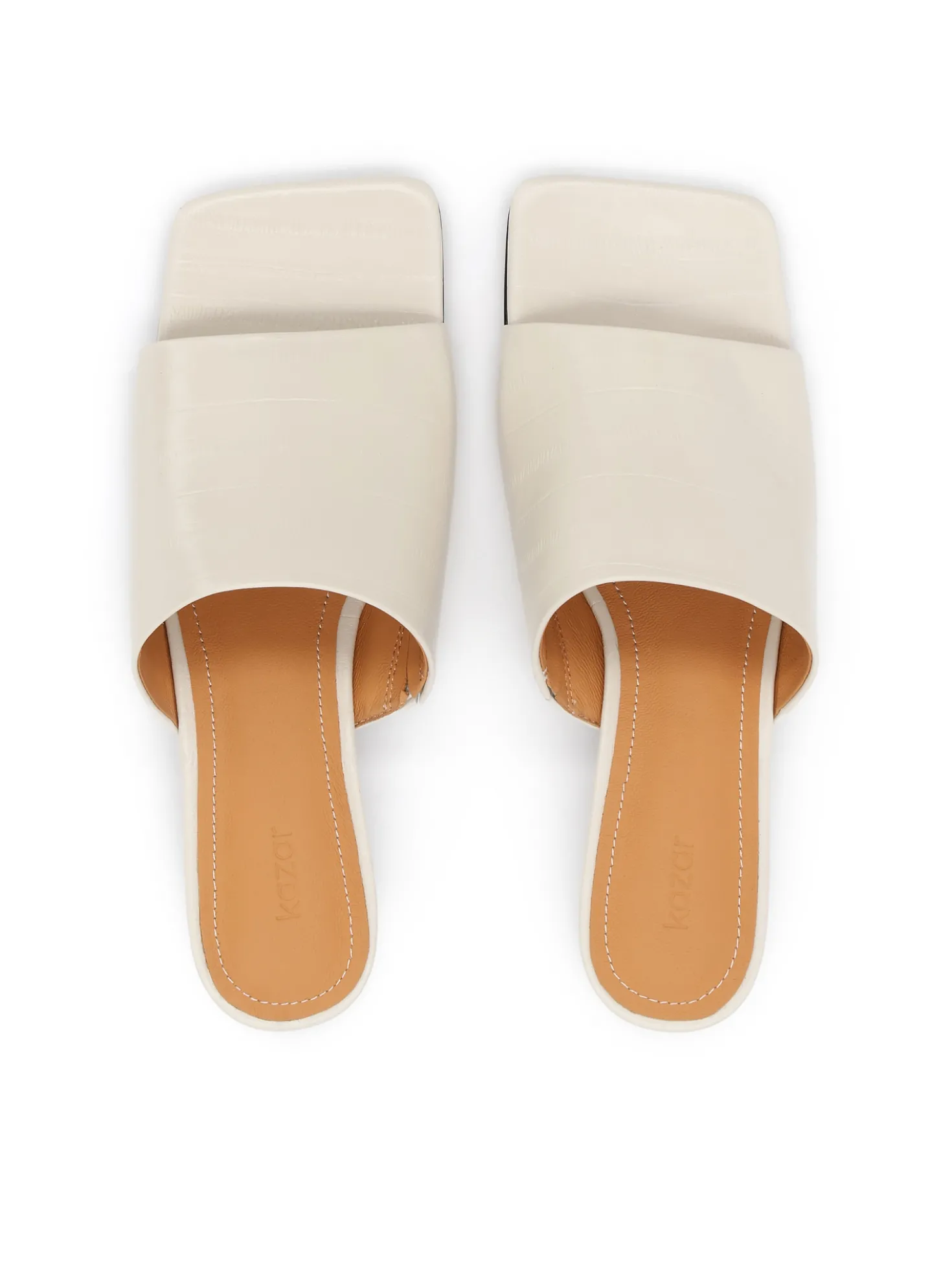 Klapki z tłoczonej skóry na obcasie kitten heels