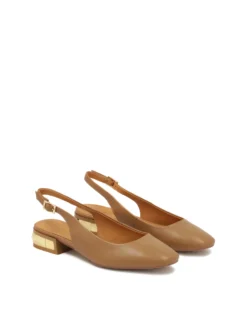 Komfortowe czółenka slingback z metalową ozdobą na obcasie