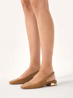 Komfortowe czółenka slingback z metalową ozdobą na obcasie