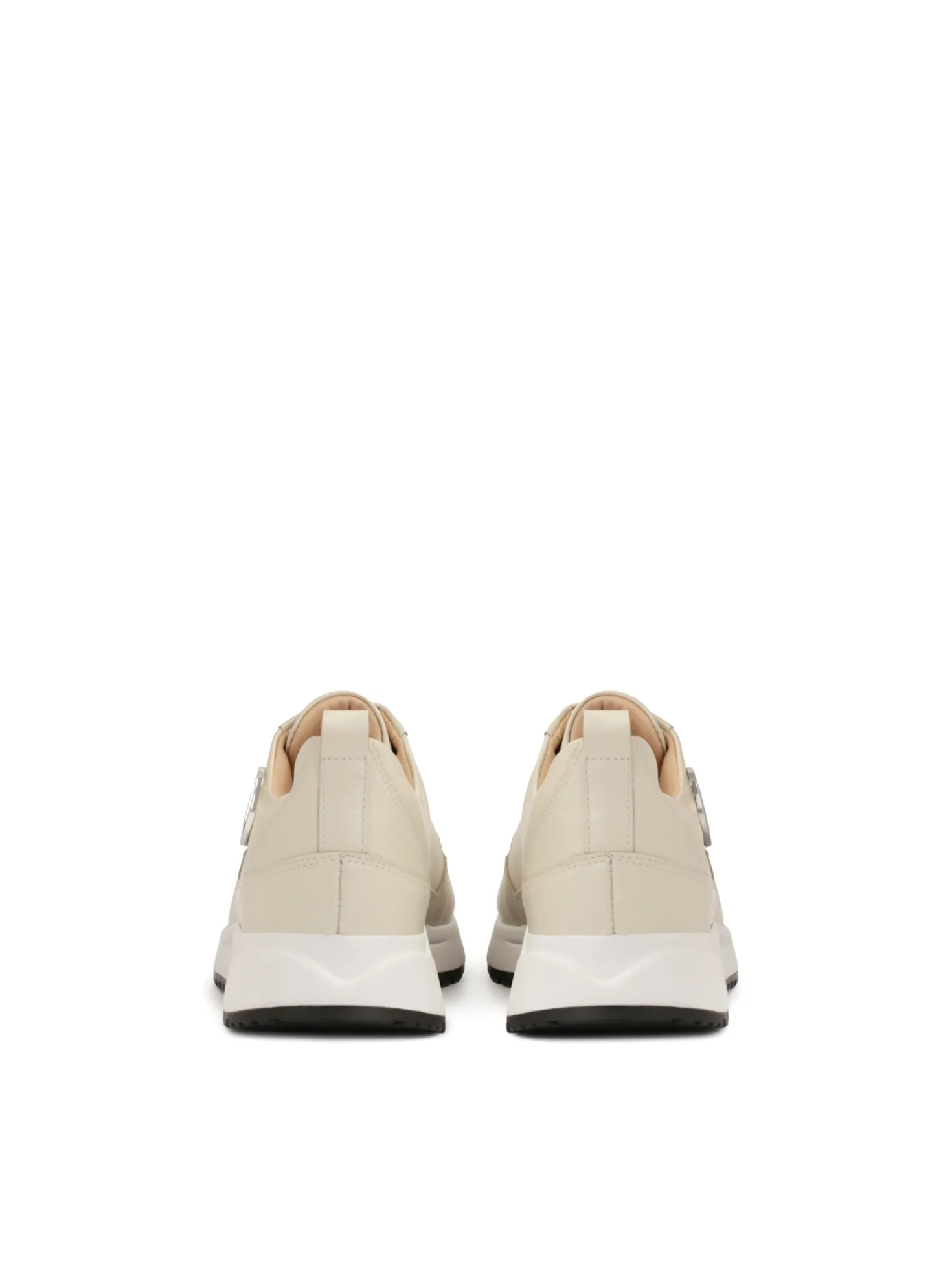 Komfortowe sneakersy ozdobione srebrnym monogramem