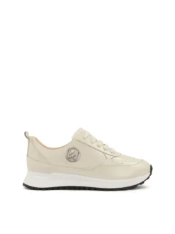 Komfortowe sneakersy ozdobione srebrnym monogramem